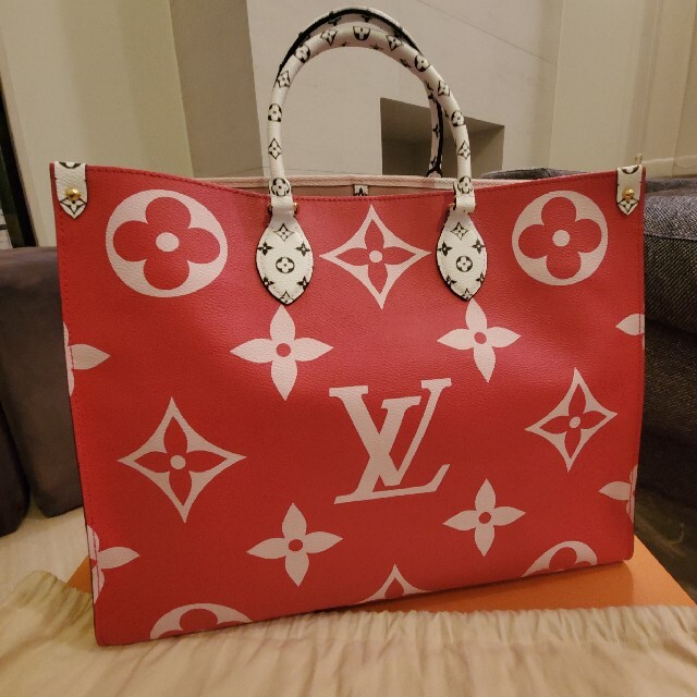 LOUIS VUITTON(ルイヴィトン)のLouis Vuitton モノグラムトートバッグ  オンザゴー ジャイアント レディースのバッグ(トートバッグ)の商品写真