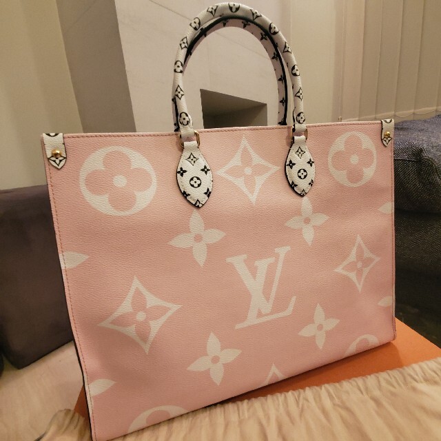 LOUIS VUITTON(ルイヴィトン)のLouis Vuitton モノグラムトートバッグ  オンザゴー ジャイアント レディースのバッグ(トートバッグ)の商品写真