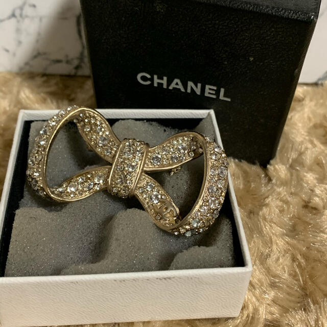 CHANEL(シャネル)のレア❤️ シャネル　ラインストーン　リボンブローチ　10P レディースのアクセサリー(ブローチ/コサージュ)の商品写真