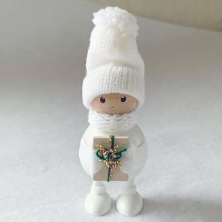 ノルディカ(NORDICA)のノルディカニッセ　プレゼントを持った太っちょ男の子(置物)