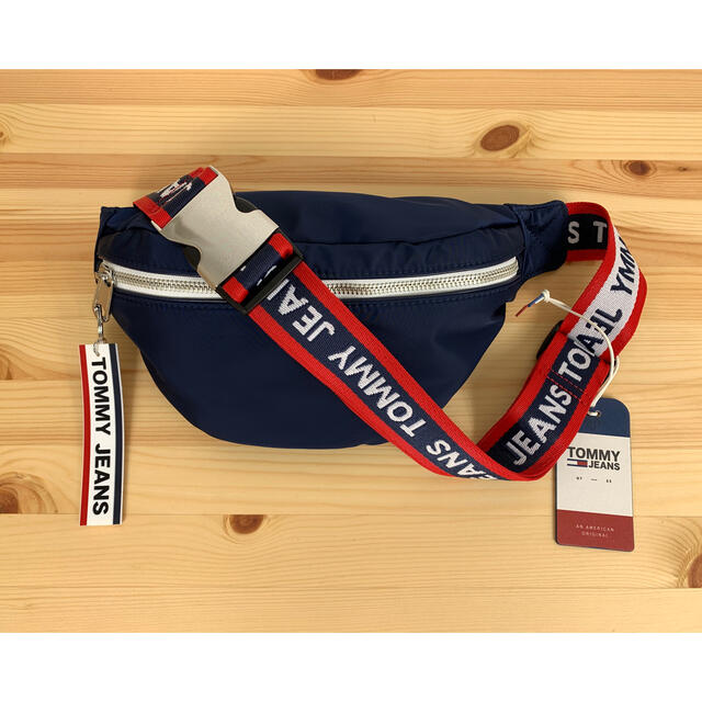 TOMMY HILFIGER(トミーヒルフィガー)の未使用 トミーヒルフィガー　トミージーンズ ボディバッグ サコッシュ レディースのバッグ(ボディバッグ/ウエストポーチ)の商品写真