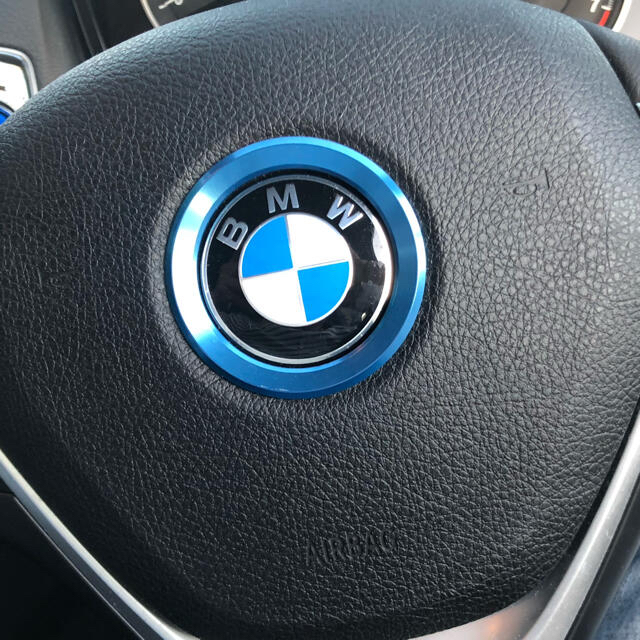 BMW(ビーエムダブリュー)のBMW ドレスアップ！アルミ製ステアリングセンターリング ブルー 新品 自動車/バイクの自動車(車種別パーツ)の商品写真