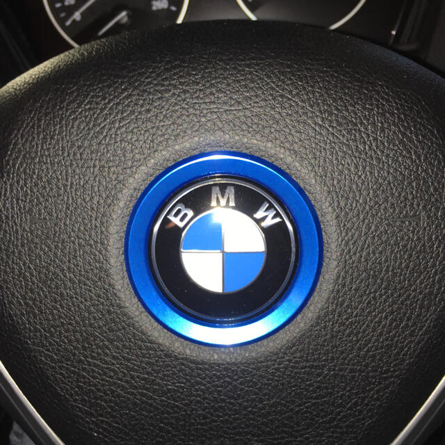 BMW(ビーエムダブリュー)のBMW ドレスアップ！アルミ製ステアリングセンターリング ブルー 新品 自動車/バイクの自動車(車種別パーツ)の商品写真