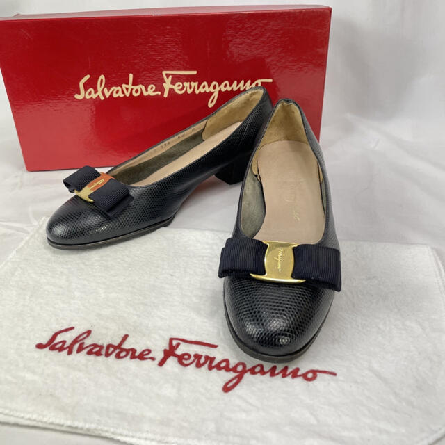 Salvatore Ferragamo(サルヴァトーレフェラガモ)の専用✳︎フェラガモ ヴァラ リボン パンプス シボ革 ローヒール 約23cm レディースの靴/シューズ(ハイヒール/パンプス)の商品写真