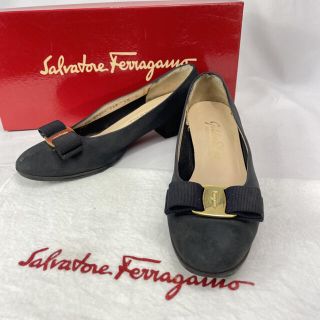 サルヴァトーレフェラガモ(Salvatore Ferragamo)のフェラガモ ヴァラ リボン ヌバック グレー レザー ローヒール 約23cm(ハイヒール/パンプス)