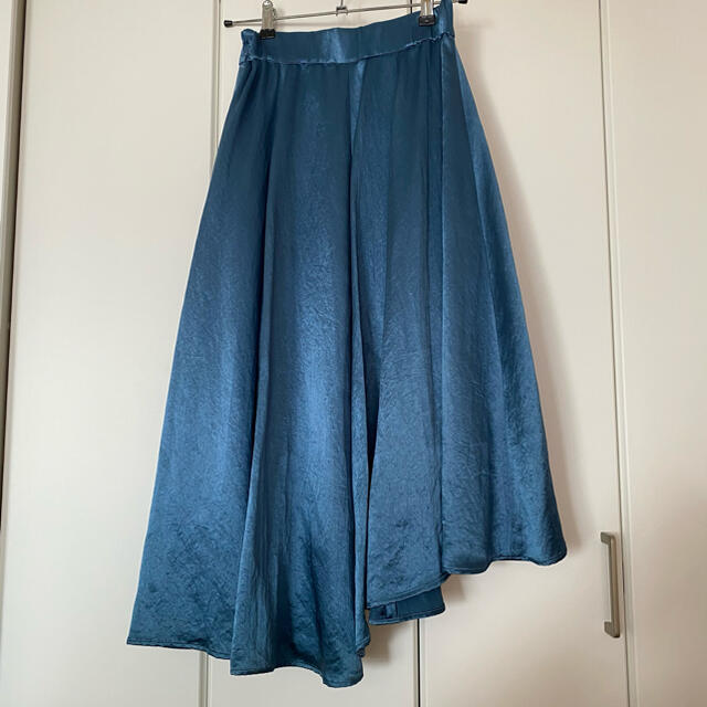 GRACE CONTINENTAL(グレースコンチネンタル)のサテンスカート　ブルー レディースのスカート(ひざ丈スカート)の商品写真