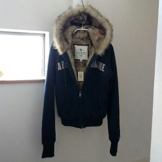 アバクロンビーアンドフィッチ(Abercrombie&Fitch)の【タグ付未使用】アバクロンビー&フィッチ ジップアップパーカー フェイクファー(パーカー)