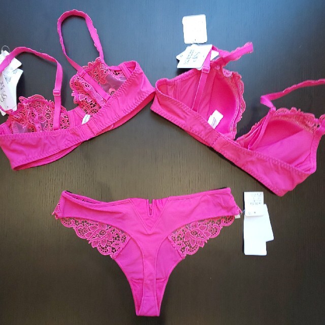 Simone Perele(シモーヌペレール)の☆シモーヌペレーヌ SIMONE　PERELE☆ワコール B75 ショーツＭ~Ｌ レディースの下着/アンダーウェア(ブラ&ショーツセット)の商品写真