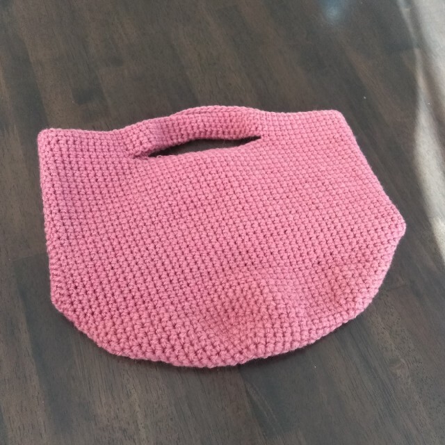 ハンドメイド　毛糸バッグ　くすみピンク ハンドメイドのファッション小物(バッグ)の商品写真
