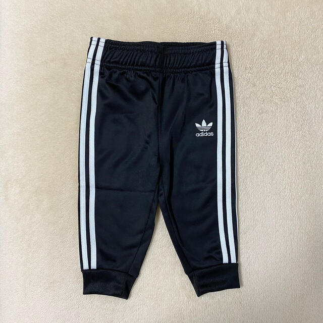 adidas(アディダス)の【新品】adidas アディダス ジャージ トラックパンツ 90センチ キッズ/ベビー/マタニティのキッズ服男の子用(90cm~)(パンツ/スパッツ)の商品写真