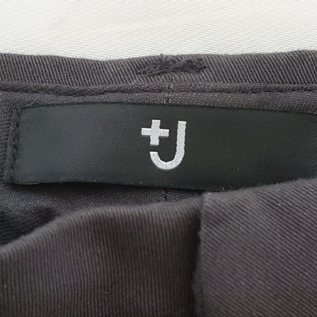 UNIQLO(ユニクロ)のユニクロ＋Ｊ★大人気完売中★美品★キレイ目よりのチノパンツ★ダークグレー64 レディースのパンツ(チノパン)の商品写真