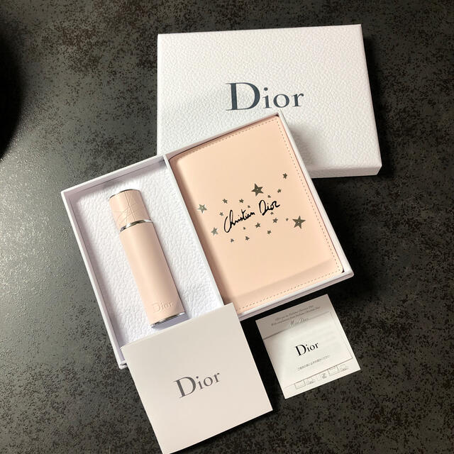 Dior(ディオール)の【新品未使用】ディオール　ノベルティ　アトマイザー＆パスポートケース コスメ/美容の香水(香水(女性用))の商品写真