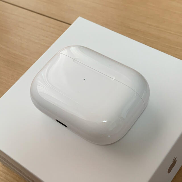 Apple AirPods 充電ケース+ライトニングケーブルアップル