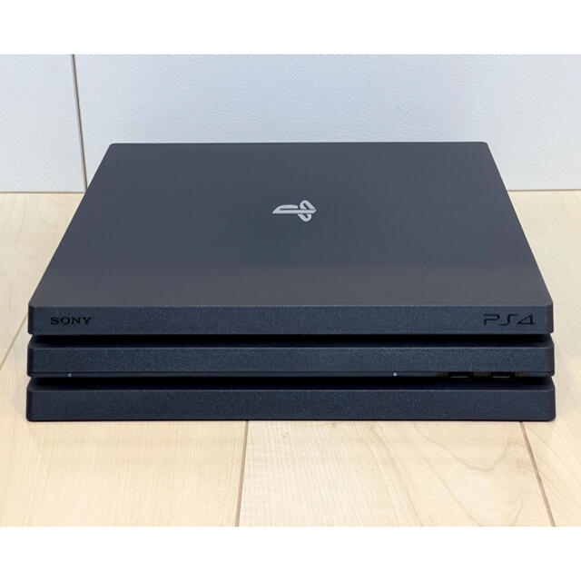 PlayStation4(プレイステーション4)のPlayStation 4 Pro 1TB 本体／CUH-7000BB01 エンタメ/ホビーのゲームソフト/ゲーム機本体(家庭用ゲーム機本体)の商品写真