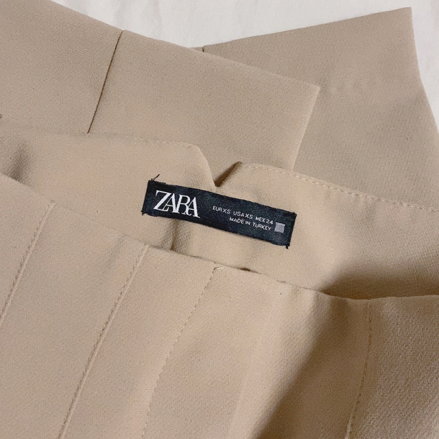 ZARA(ザラ)のZARA ハイウエストパンツゴールデンブラウンXSサイズ レディースのパンツ(カジュアルパンツ)の商品写真