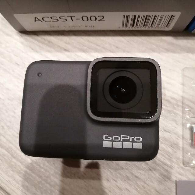 GoPro(ゴープロ)のGoPro HERO7 silver  32GBmicroSDｶｰﾄﾞ付中古美品 スマホ/家電/カメラのカメラ(コンパクトデジタルカメラ)の商品写真