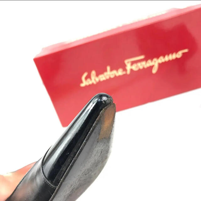 Salvatore Ferragamo(サルヴァトーレフェラガモ)の【美品】フェラガモ ポインテッドトゥ パンプス ローヒール エナメル切り返し レディースの靴/シューズ(ハイヒール/パンプス)の商品写真