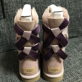 アグ(UGG)のUGG ピンクベージュ リボンブーツ(ブーツ)