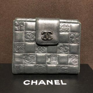 シャネル(CHANEL)の本物シャネルの黒系レザーの折り財布　シリアルシールあり(財布)