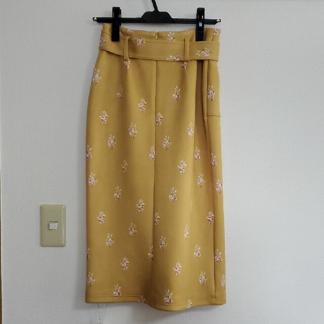 REDYAZEL(レディアゼル)のスエード花柄タイトスカート レディースのスカート(ひざ丈スカート)の商品写真