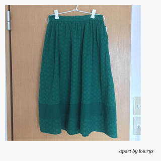 アパートバイローリーズ(apart by lowrys)の新品！グリーンの鮮やかで夏らしいスカート(ひざ丈スカート)