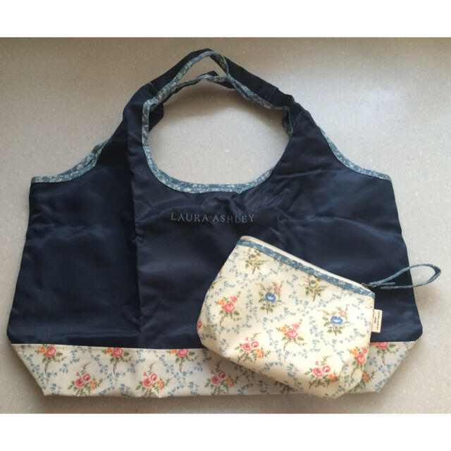 LAURA ASHLEY(ローラアシュレイ)の新品ローラアシュレイネイビー花柄Bag レディースのバッグ(エコバッグ)の商品写真