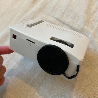 激安LED プロジェクター 家庭用 Mini Projector、軽量、携帯式 (プロジェクター)