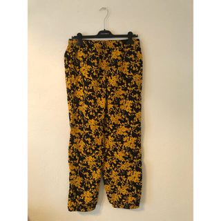 シュプリーム(Supreme)のsupreme 20ss warm up pants black floral(ワークパンツ/カーゴパンツ)