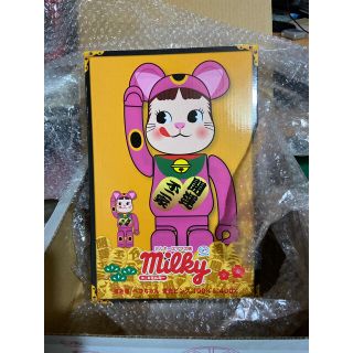 メディコムトイ(MEDICOM TOY)のBE@RBRICK 招き猫 ペコちゃん 蛍光ピンク 100％ ＆ 400％(フィギュア)