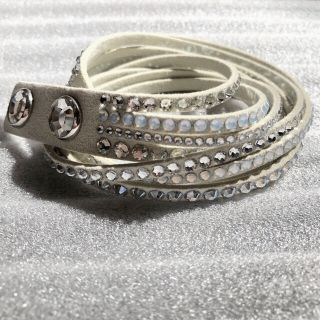 スワロフスキー(SWAROVSKI)のSWAROVSKI（スワロフスキー）レザーブレス・ホワイト(ブレスレット/バングル)