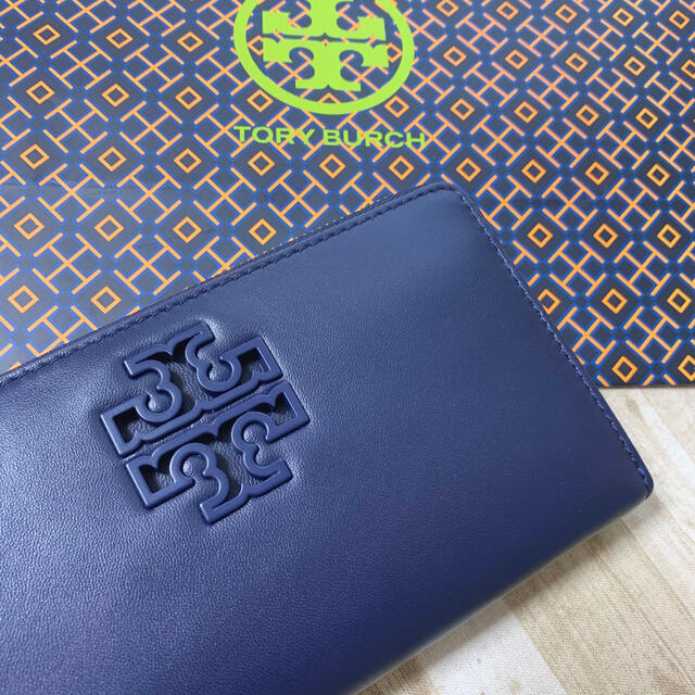 Tory Burch(トリーバーチ)の新品未使用 トリーバーチ ネイビー レザー ロゴ 長財布 ロングウォレット レディースのファッション小物(財布)の商品写真