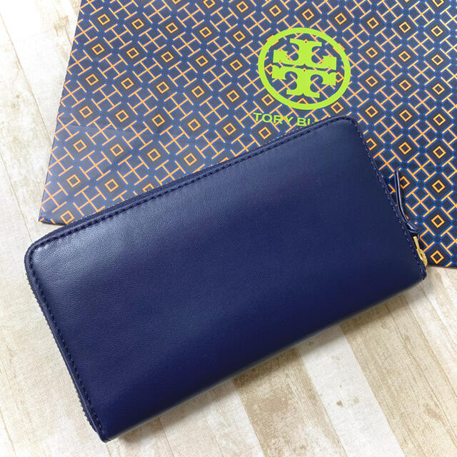 Tory Burch(トリーバーチ)の新品未使用 トリーバーチ ネイビー レザー ロゴ 長財布 ロングウォレット レディースのファッション小物(財布)の商品写真