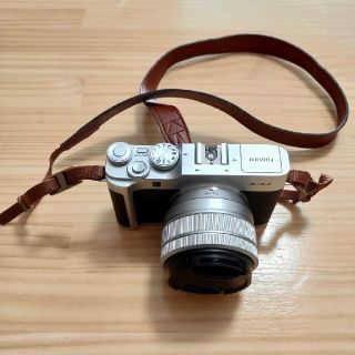 フジフイルム(富士フイルム)のFUJIFILM X-A7 レンズキットシルバー 美品(ミラーレス一眼)