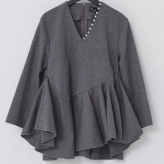 フォクシー(FOXEY)の【未使用】hueDAYTOEVENING  パール付きトップス(カットソー(長袖/七分))