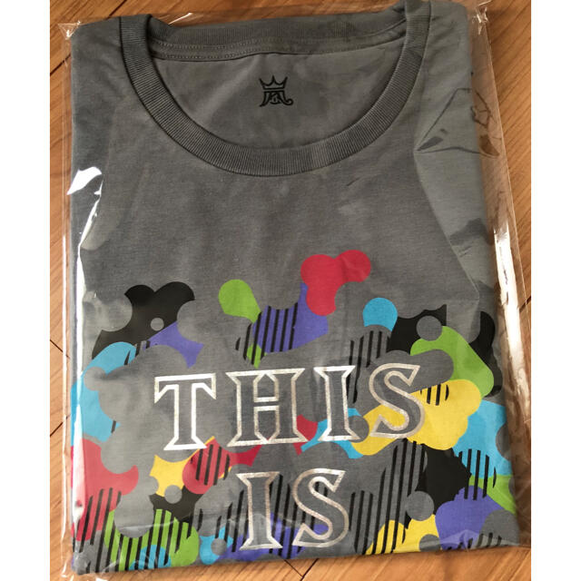 嵐(アラシ)のTHIS IS ARASHI Ｔシャツグレー エンタメ/ホビーのタレントグッズ(アイドルグッズ)の商品写真