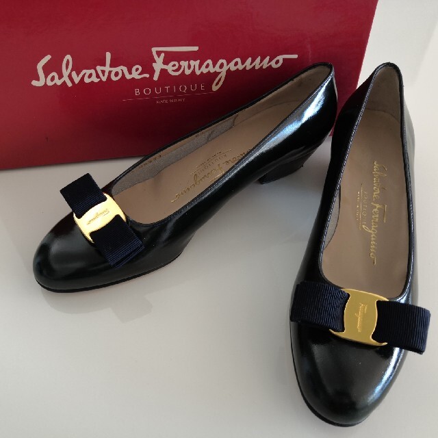 Salvatore Ferragamo(サルヴァトーレフェラガモ)のフェラガモ パンプス ヒール高3cm 黒エナメル 6 1/2C（約23.5cm） レディースの靴/シューズ(ハイヒール/パンプス)の商品写真