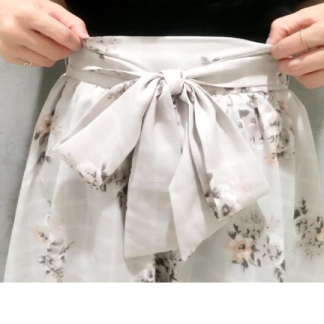 NICE CLAUP(ナイスクラップ)のナイスクラップ 花柄スカート レディースのスカート(ミニスカート)の商品写真