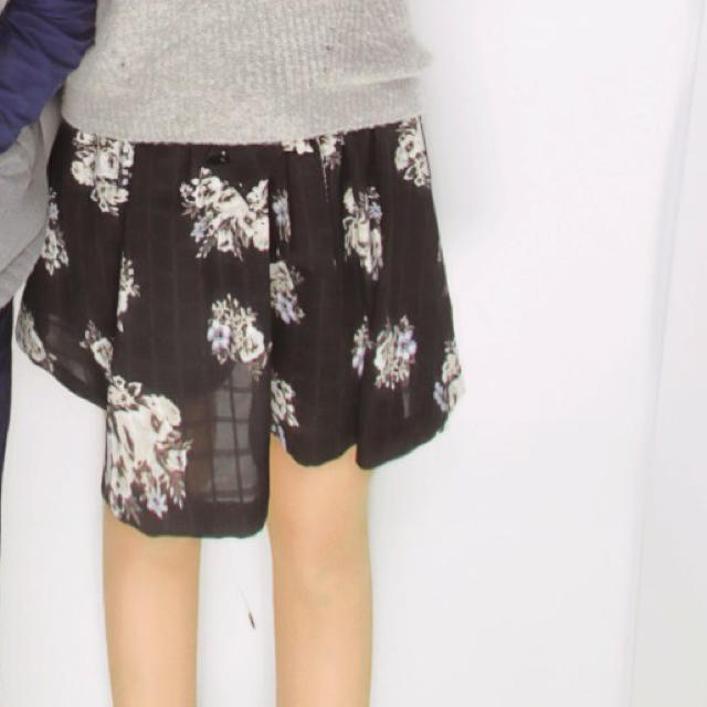 NICE CLAUP(ナイスクラップ)のナイスクラップ 花柄スカート レディースのスカート(ミニスカート)の商品写真