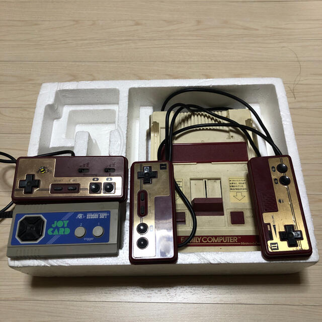 任天堂(ニンテンドウ)のファミリーコンピューター エンタメ/ホビーのゲームソフト/ゲーム機本体(家庭用ゲーム機本体)の商品写真