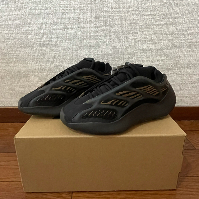 adidas(アディダス)のYEEZY 700 V3 "CLAY BROWN" 22.5 イージー  メンズの靴/シューズ(スニーカー)の商品写真