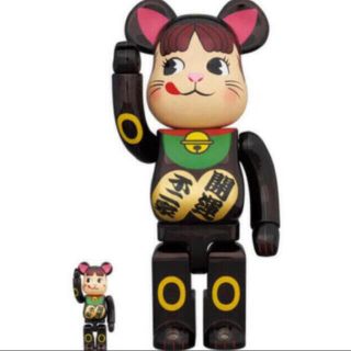 メディコムトイ(MEDICOM TOY)のBE@RBRICK 招き猫 ペコちゃん 黒メッキ 100%&400%ベアブリック(キャラクターグッズ)