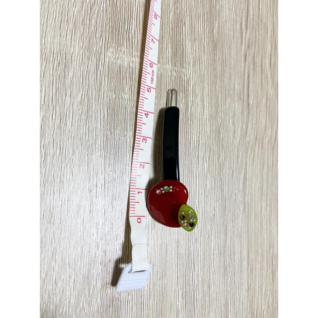 韓国Aznavour アズナブール・バレッタ・ヘアピン・りんご レディースのヘアアクセサリー(バレッタ/ヘアクリップ)の商品写真