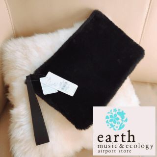 アースミュージックアンドエコロジー(earth music & ecology)の（タグ付・新品）ブラックファー　★ クラッチバック(クラッチバッグ)