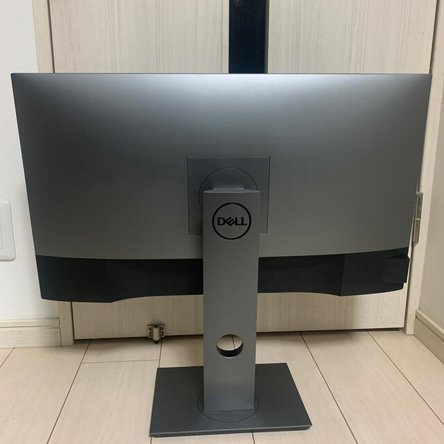 Dell 4Kモニター 27インチ U2720QM 1