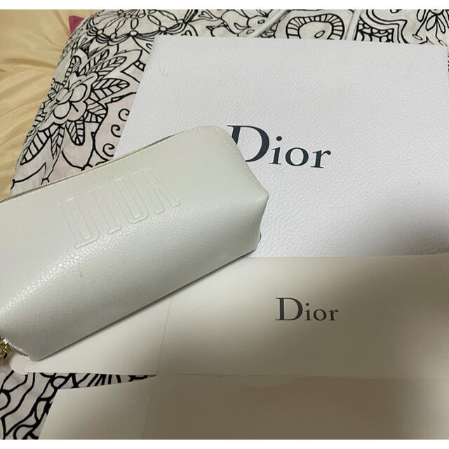 Dior(ディオール)の【2020】Dior ノベルティ　白ポーチ エンタメ/ホビーのコレクション(ノベルティグッズ)の商品写真