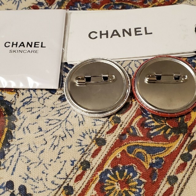 CHANEL(シャネル)の最終本気お値下げ！抜群可愛い❤️CHANELCoCoモチーフ　バッチ　２個売 レディースのアクセサリー(ブローチ/コサージュ)の商品写真