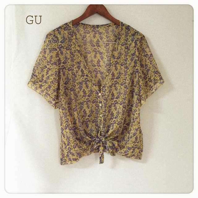 GU(ジーユー)のGU♡花柄トップス レディースのトップス(シャツ/ブラウス(半袖/袖なし))の商品写真