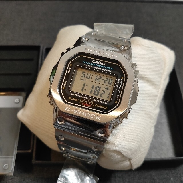 G-SHOCK(ジーショック)のG-shock シルバー メタルカスタム本体付 DW5600 メンズの時計(腕時計(デジタル))の商品写真