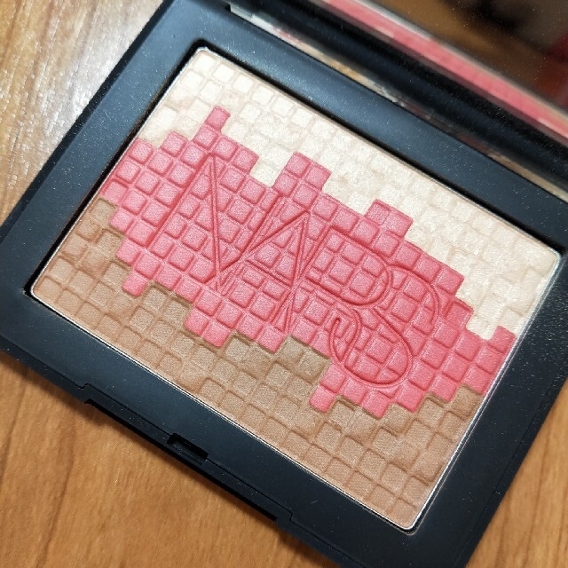 NARS(ナーズ)のNARS　モザイクグローブラッシュ コスメ/美容のベースメイク/化粧品(チーク)の商品写真