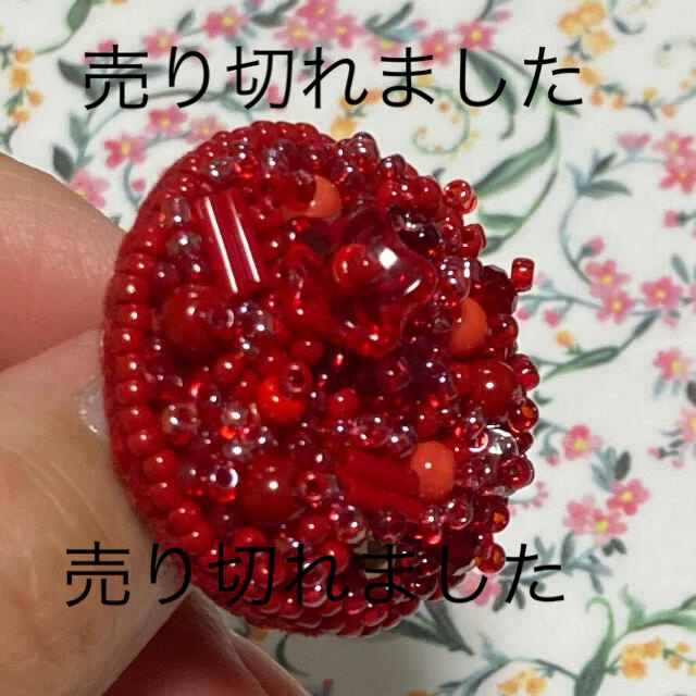 赤の宝石箱＊ブローチ＊丸型＊ビーズ刺繍 レディースのアクセサリー(ブローチ/コサージュ)の商品写真